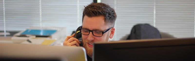 Mand der taler i telefon på arbejde