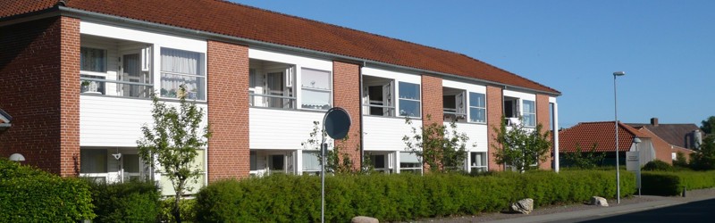 Foto af rød boligblok, der bruges, som forside