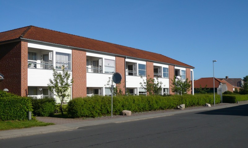 Foto af rød boligblok, der bruges, som forside Foto af rød boligblok, der bruges, som forside