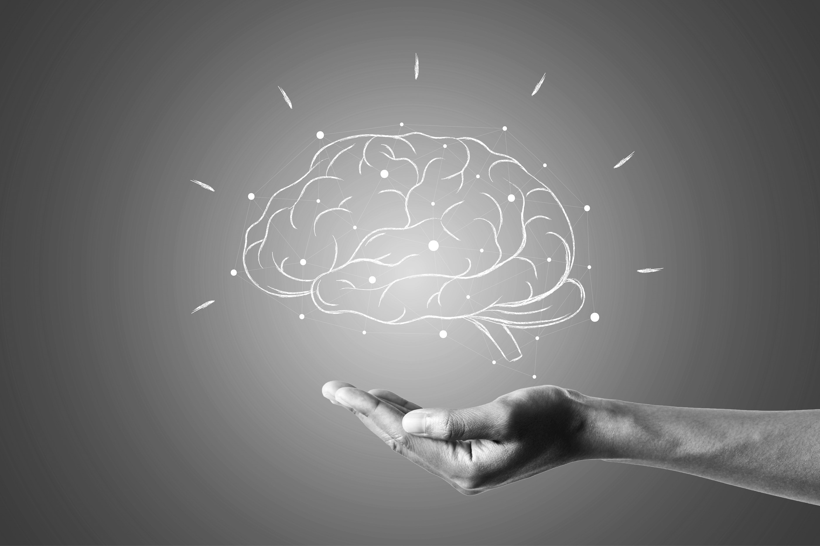 Hånd der holder under en hjerne