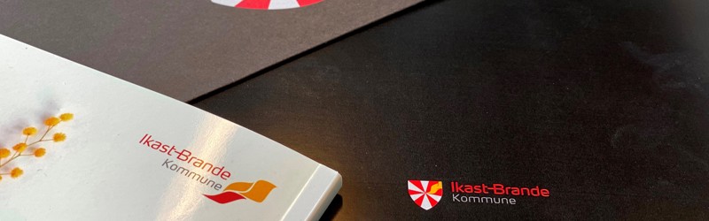 Brochurer med Ikast-Brande kommunes logo og kommunevåben på