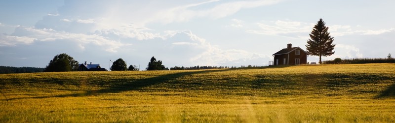 Lille hus på bakketop