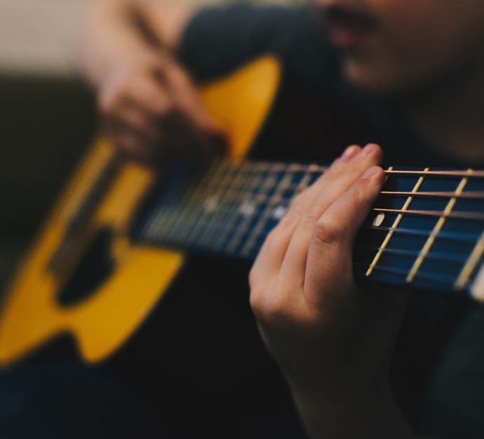 Person playing on a guitar