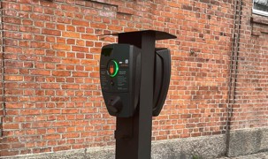 Billedet viser en ladestander, til elbiler. Ladestanderen stå ved fortovskanten Billedet viser en ladestander, til elbiler. Ladestanderen stå ved fortovskanten