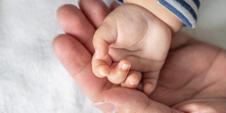 Babyhånd i forældrehånd