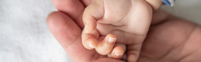 Babyhånd i forældrehånd