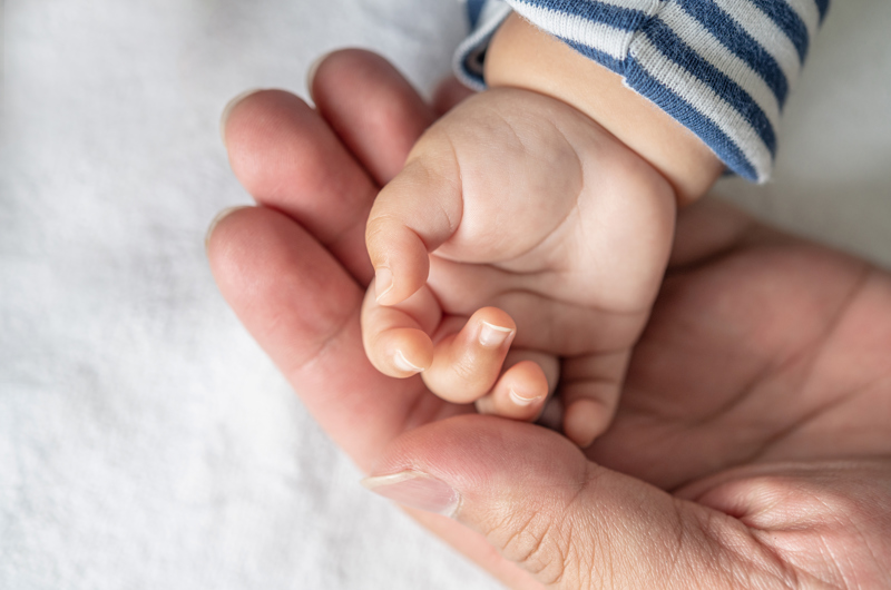 Babyhånd i forældrehånd