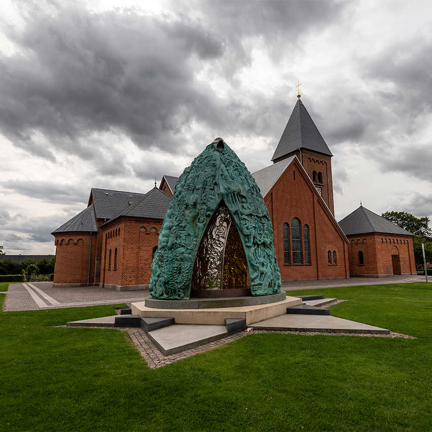 Ikast Kirke og skulpturen Riv dette tempel ned