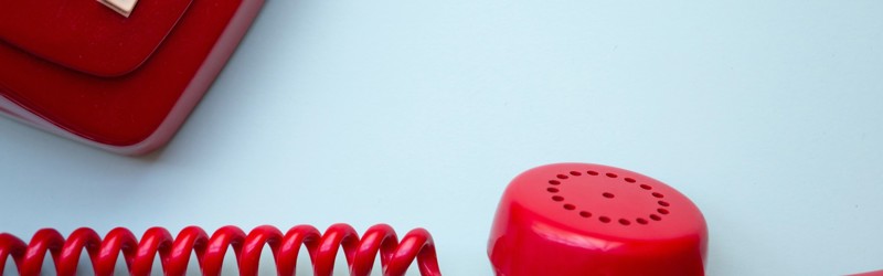 Rød telefon på blå baggrund