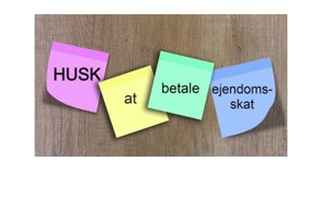 Post It i forskellige farver. Tekst: Husk at betale ejendomsskat Post It i forskellige farver. Tekst: Husk at betale ejendomsskat