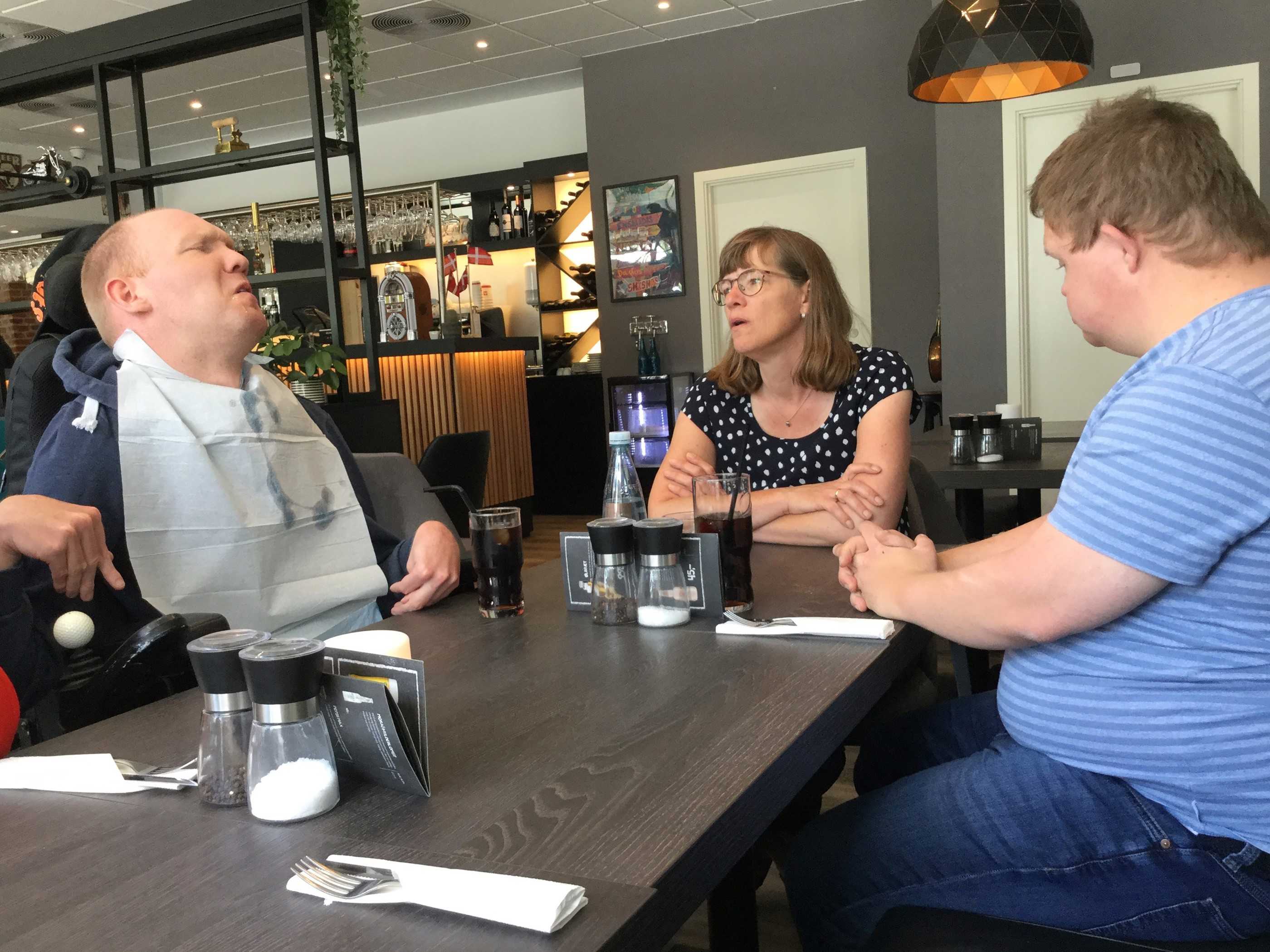 Personer venter på mad i en restaurant eller cafe