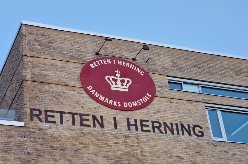 Retten i Herning logo på bygningen