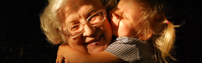 Bedstemor krammer et ungt barnebarn