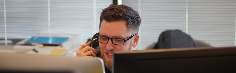 Mand ved telefon