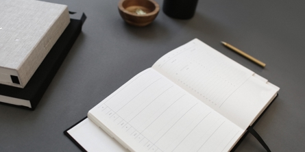 Her vises et billede af en åben kalenderbog