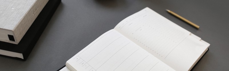 Her vises et billede af en åben kalenderbog