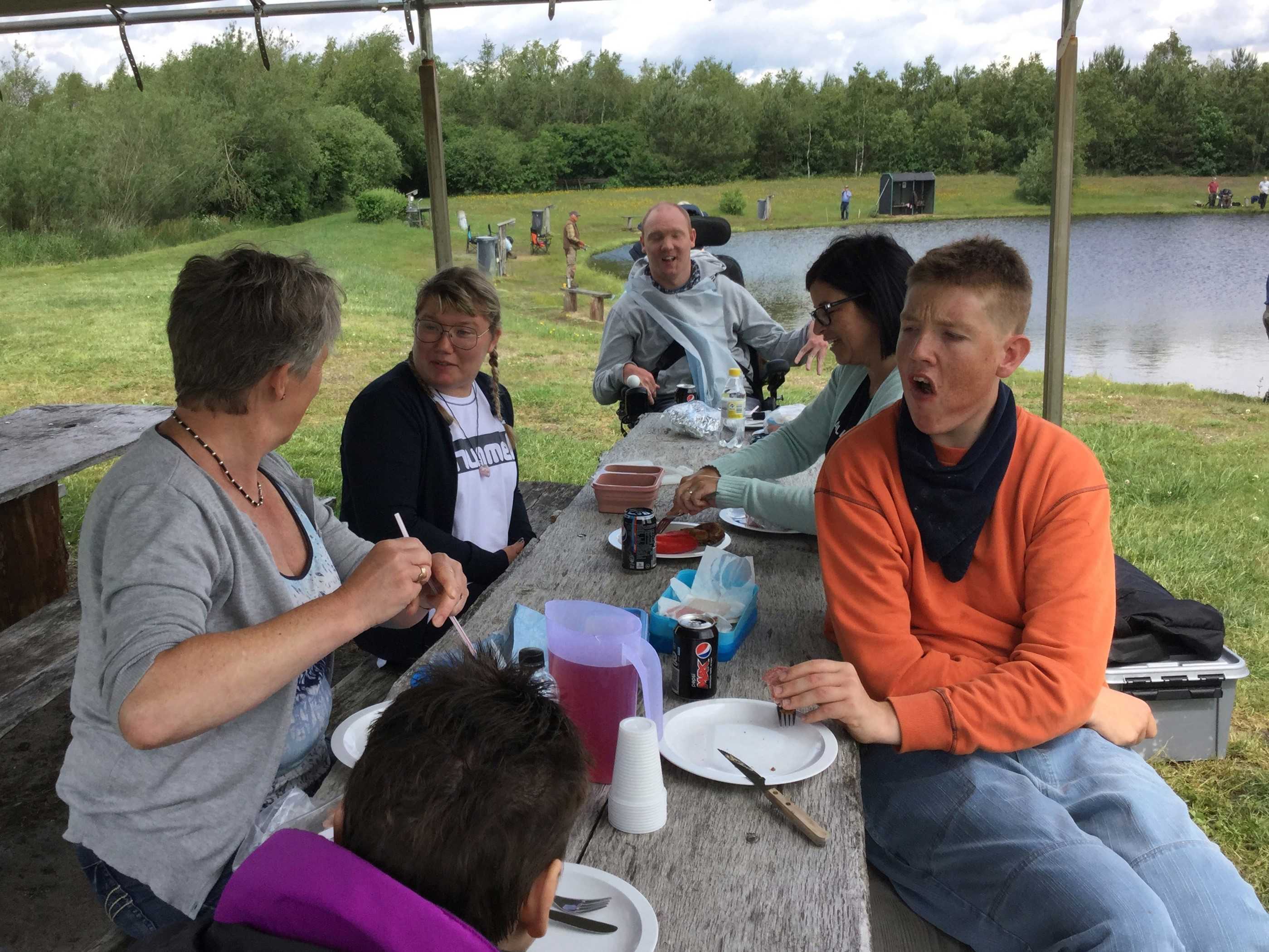 Spisning af frokost til fisketuren