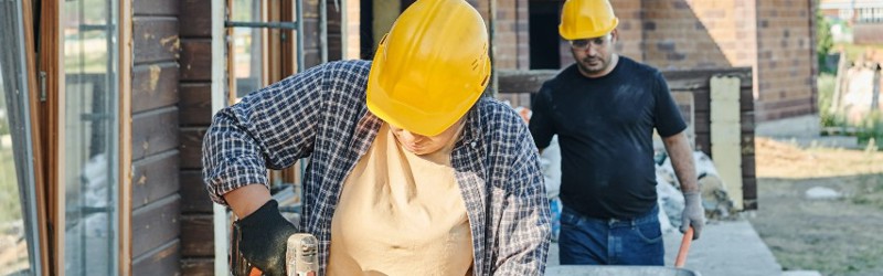 Billedet viser håndværkere i gang med at bygge et hus