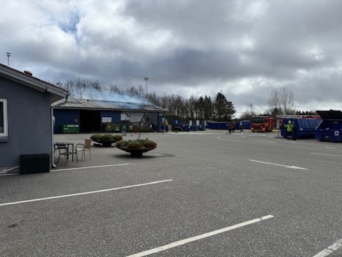 Brand i bygning på genbrugsplads - røg fra tag