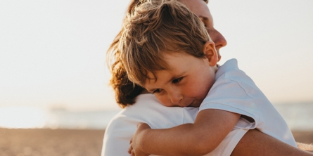 Mand og dreng krammer