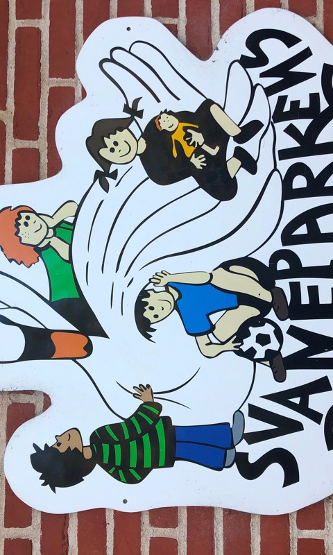 Svaneparkens børnehus logo udenpå bygningen Svaneparkens børnehus logo udenpå bygningen