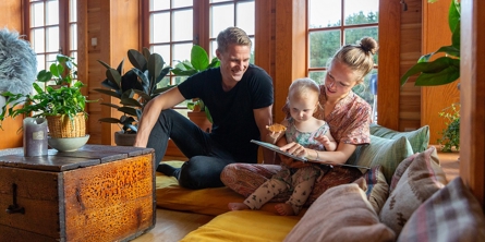 Familie læser historie for et barn