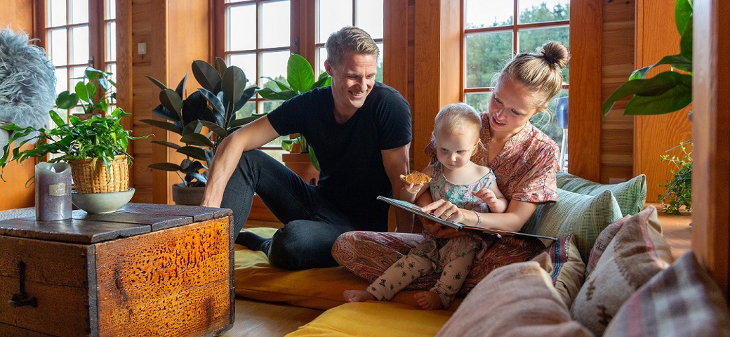 Familie læser historie for et barn