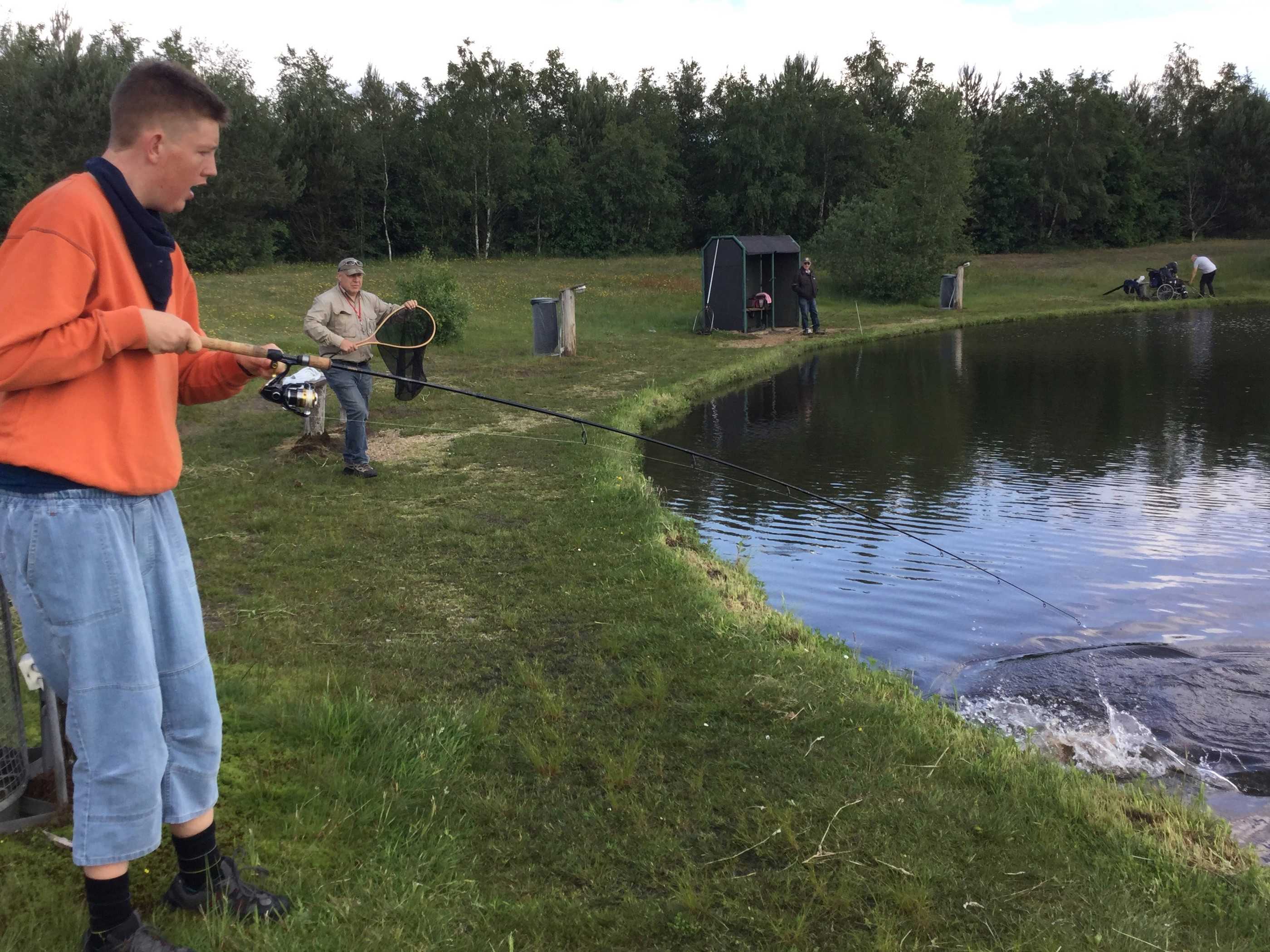 Person i færd med at fiske