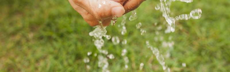 Vandstråle, der ramme hænder