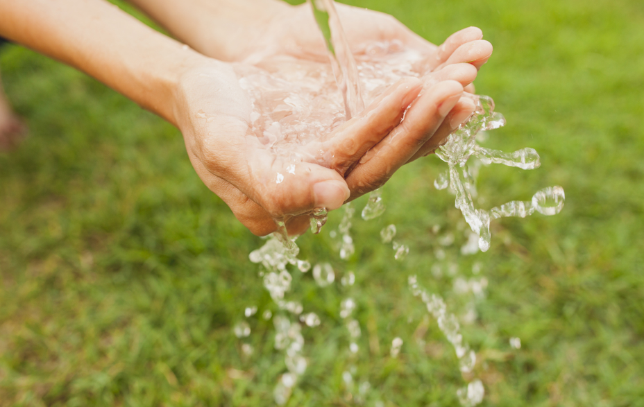 Vandstråle, der ramme hænder