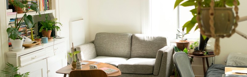 Hyggelig stue med grønne planter - Cozy living room with green plants