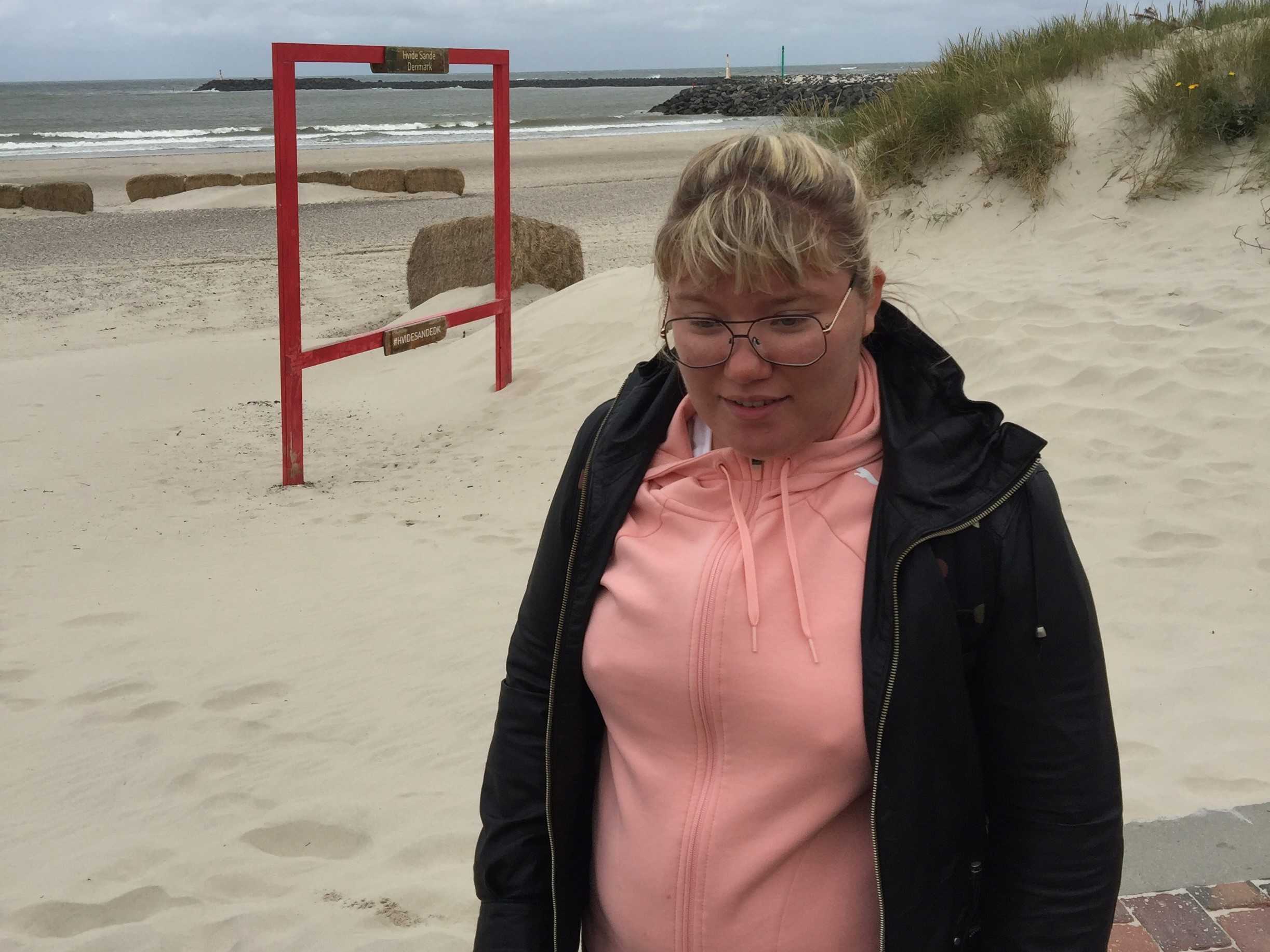 Kvinde på stranden i Hvide Sande