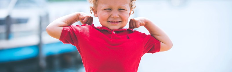 Dreng leger stærk mand