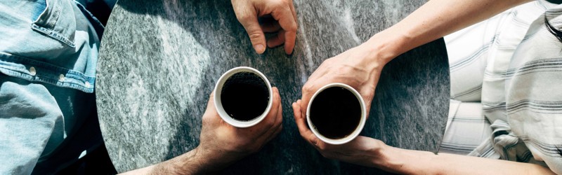 To der sidder og drikker kaffe
