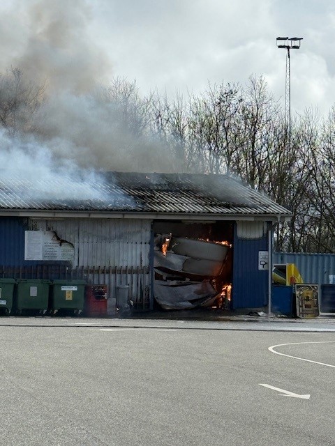 Brand på genbrugsplads - brande inde i bygningen - tæt på