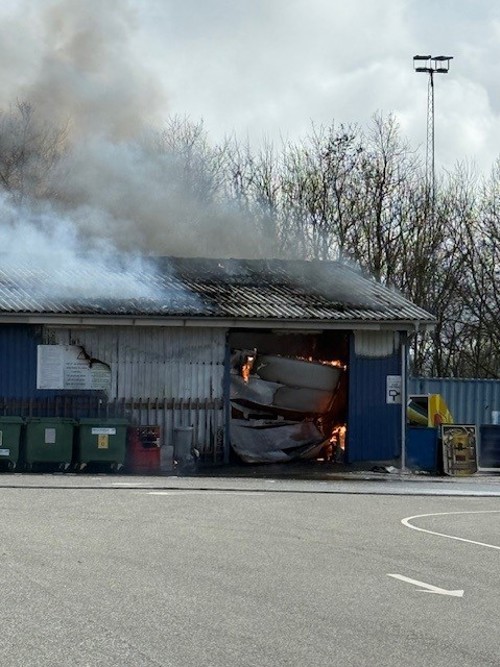 Brand på genbrugsplads - brande inde i bygningen - tæt på