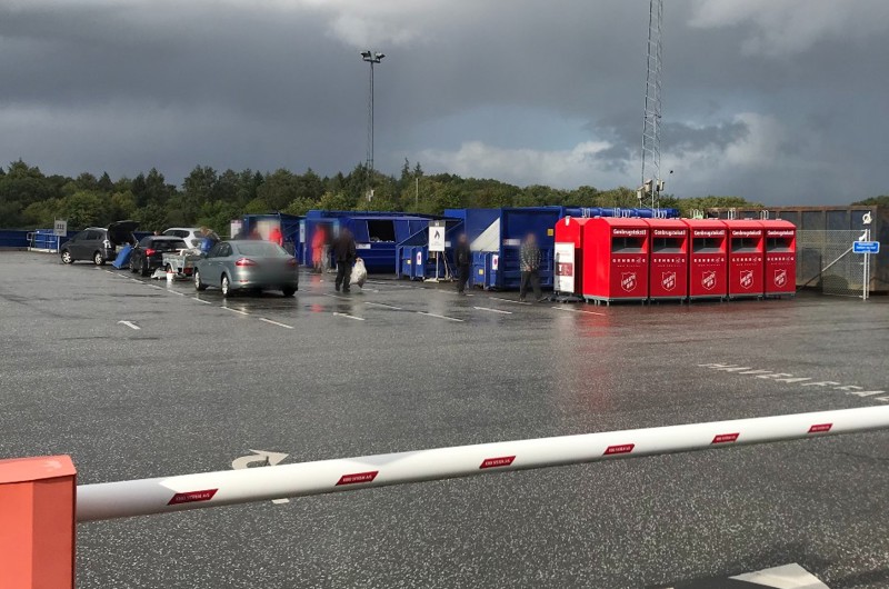 Oversigtsbilleder over genbrugsplads - borgere, biler og containere