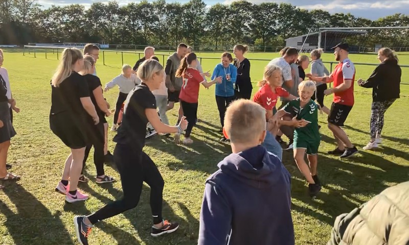 Mennesker samlet på en fodboldbane i Bording Mennesker samlet på en fodboldbane i Bording