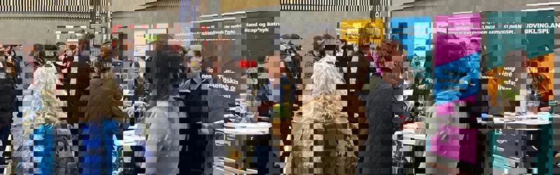 Folk til jobmesse inde i Bording Hallen