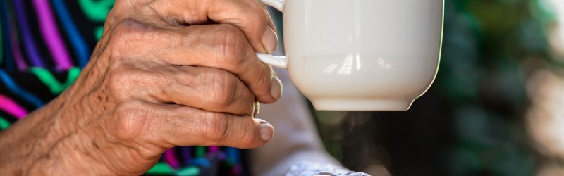 Ældre kvinder holder en kop