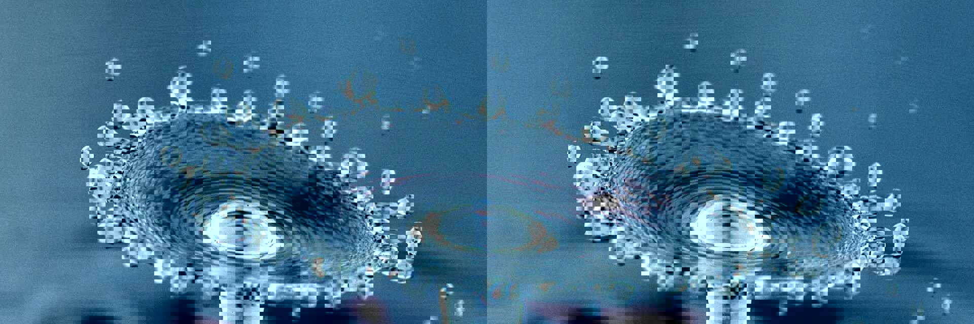 Vanddråbe, der har ramt vandoverfladen