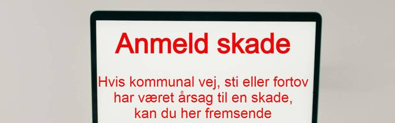 PC skærm med rød tekst. Anmeld skade