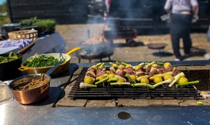 Maden tilberedes på grill Maden tilberedes på grill