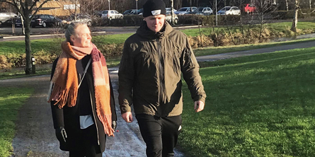 Tilflytterpar går tur i park i Brande