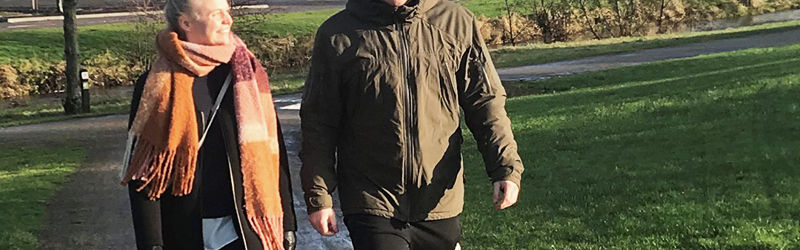 Tilflytterpar går tur i park i Brande