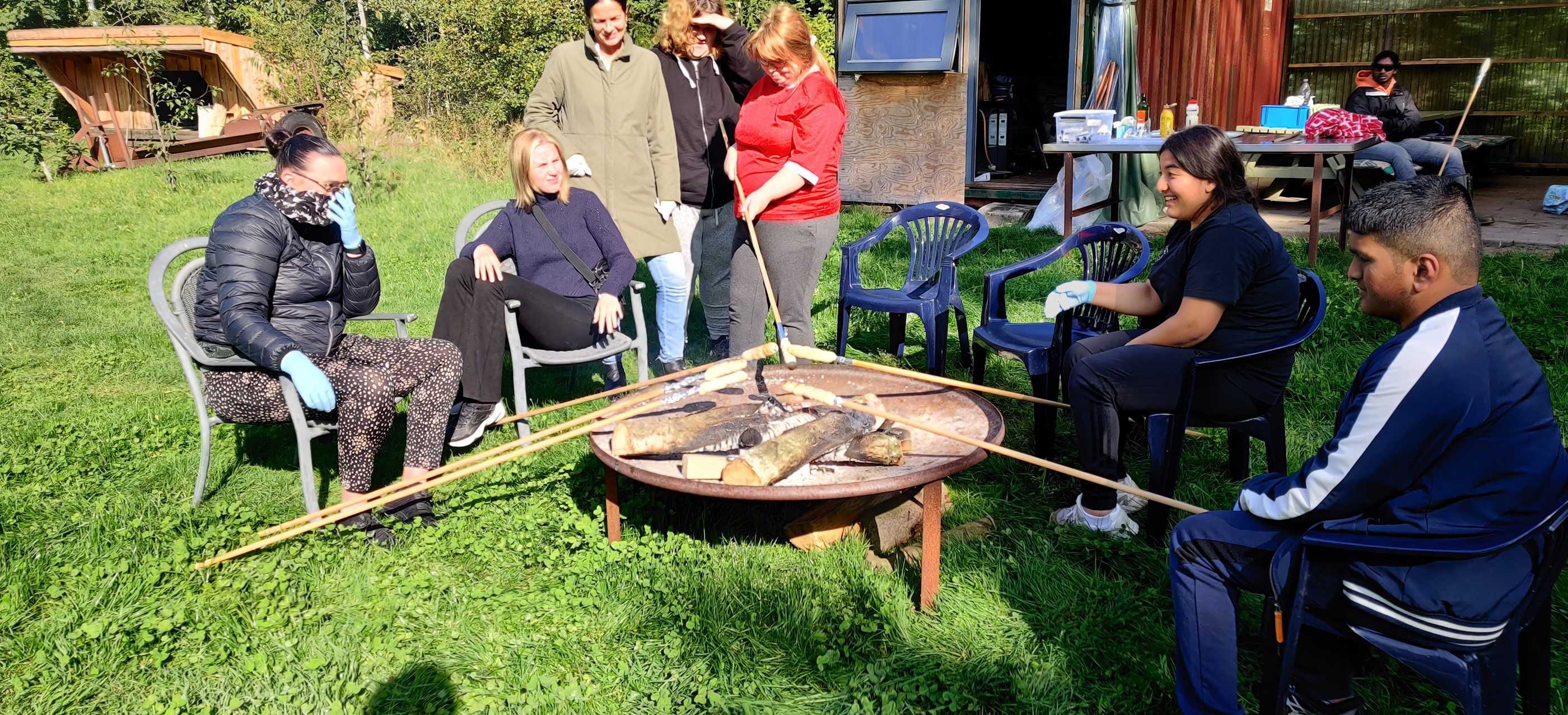 Snobrød i gang med at blive lavet over et bål