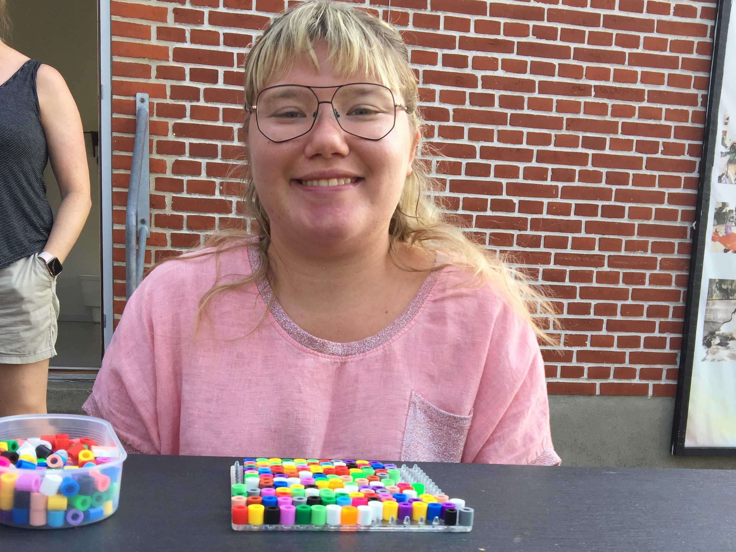 Kvinde i gang med at bygge med lego