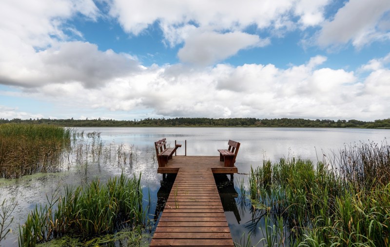 Ejstrup Sø med en badebro og to bænke