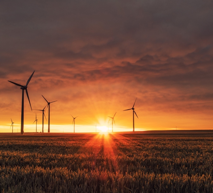 Vindmøller blandt en solnedgang