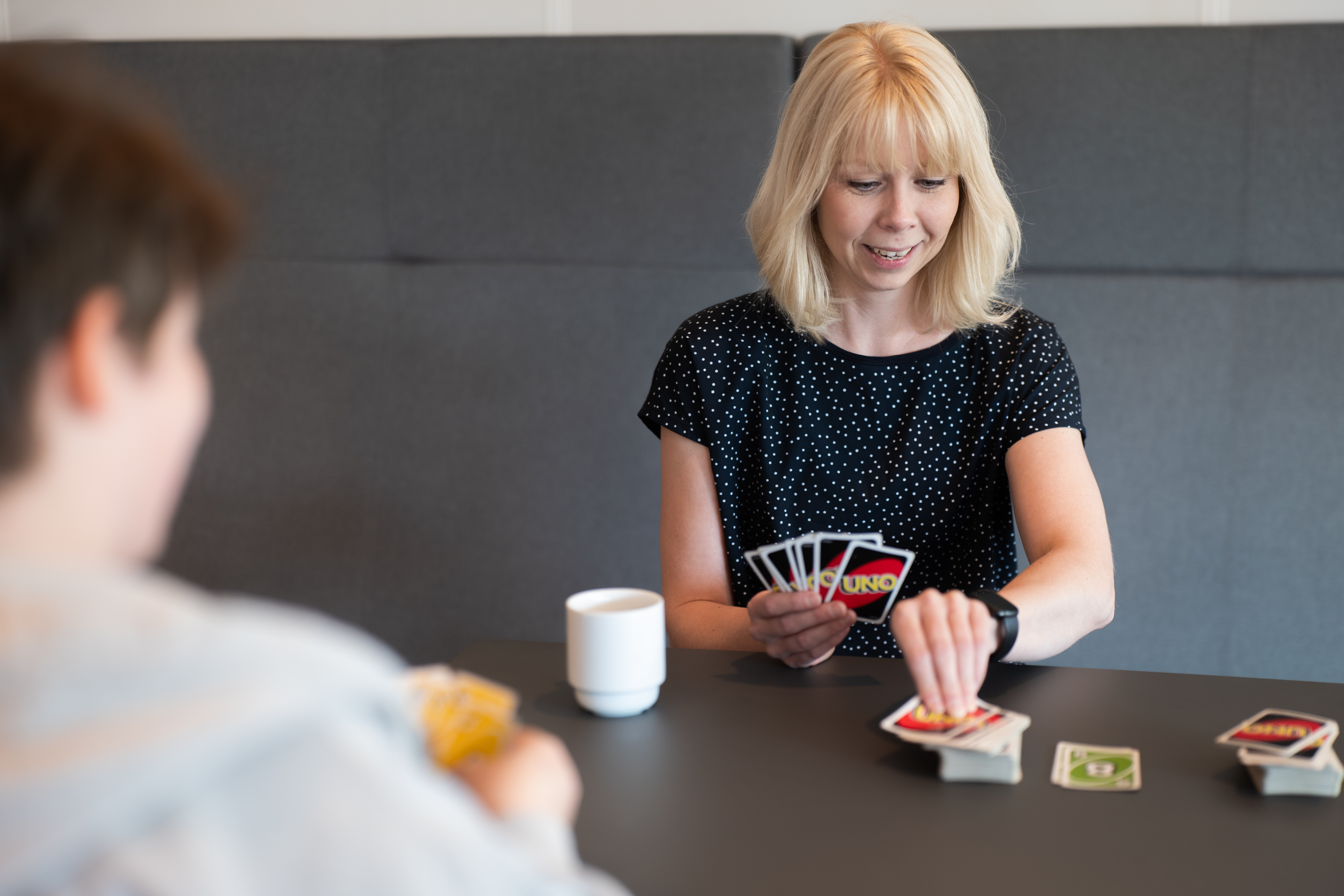 To personer i gang med at spille UNO